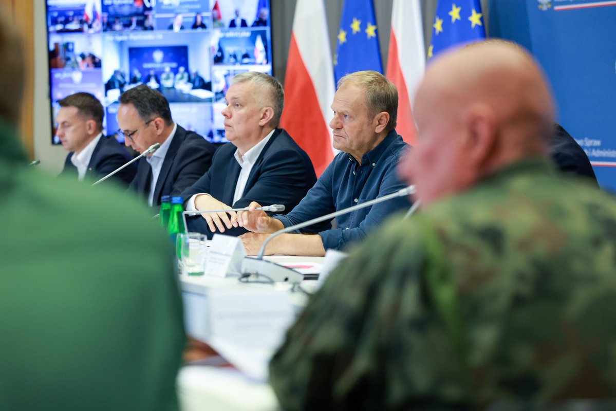donaldtusk's tweet image. Jedyną zasadą, którą dziś się kierujemy, jest „mądry Polak przed szkodą”. Jesteśmy w pełni przygotowani i monitorujemy sytuację na bieżąco.