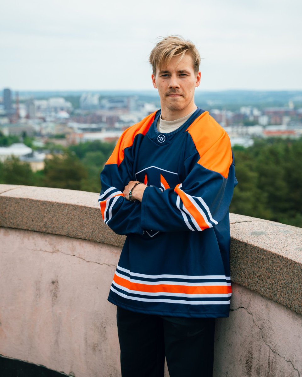 Tamperelainen klassikko – tilaa juhlakauden kannattajapelipaita Tappara Shopista 🔷🔶

Paita on suunniteltu vuoden 1955 pelipaidan mukaan. Sen tummansininen pohjaväri ja hihojen sekä helman raidat jäljentävät ensimmäisen Tapparan nimen alla pelatun kauden pelipaitaa.
