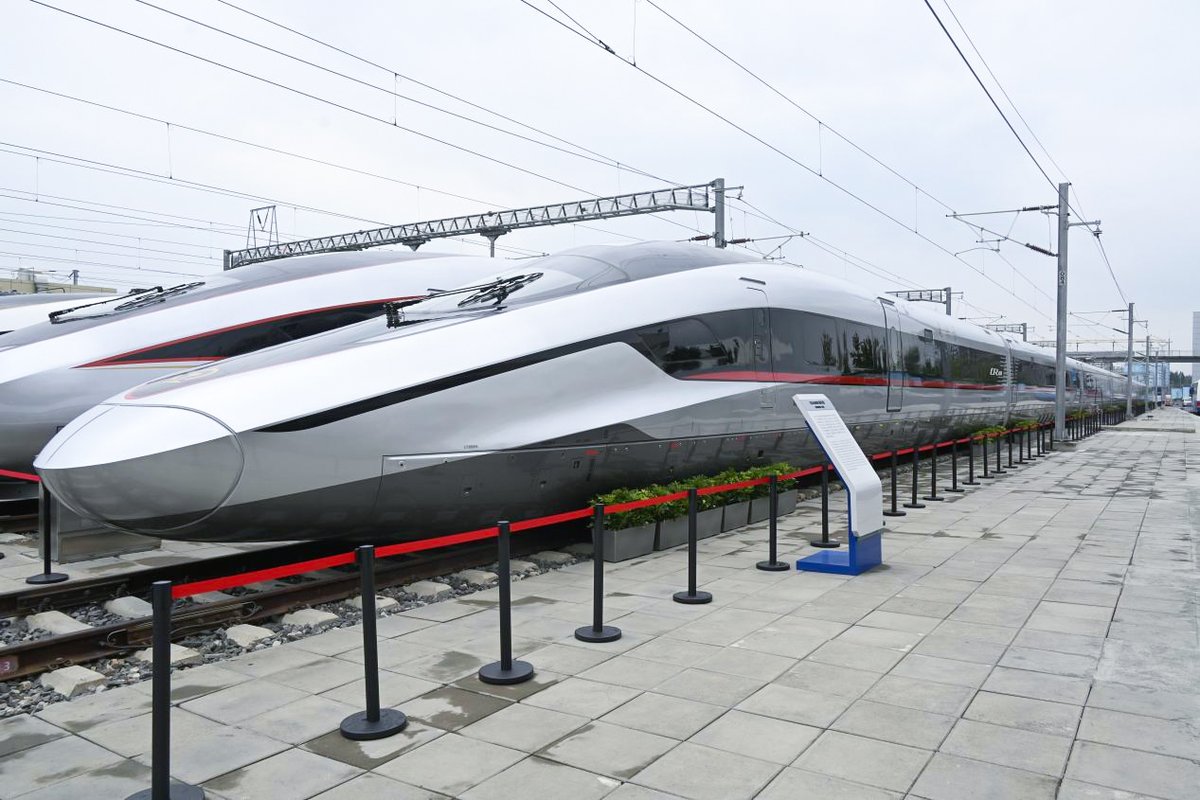 CRRC_global's tweet image. 🎉 The #CR450AF and #CR450BF are featured at the 12th World Congress on High-speed Rail. 
🚄 The models are engineered to achieve speed up to 400 km/h. The #CR450 #EMU prototype incorporates breakthrough technologies in safe high-speed operation, reduced drag and consumption,…