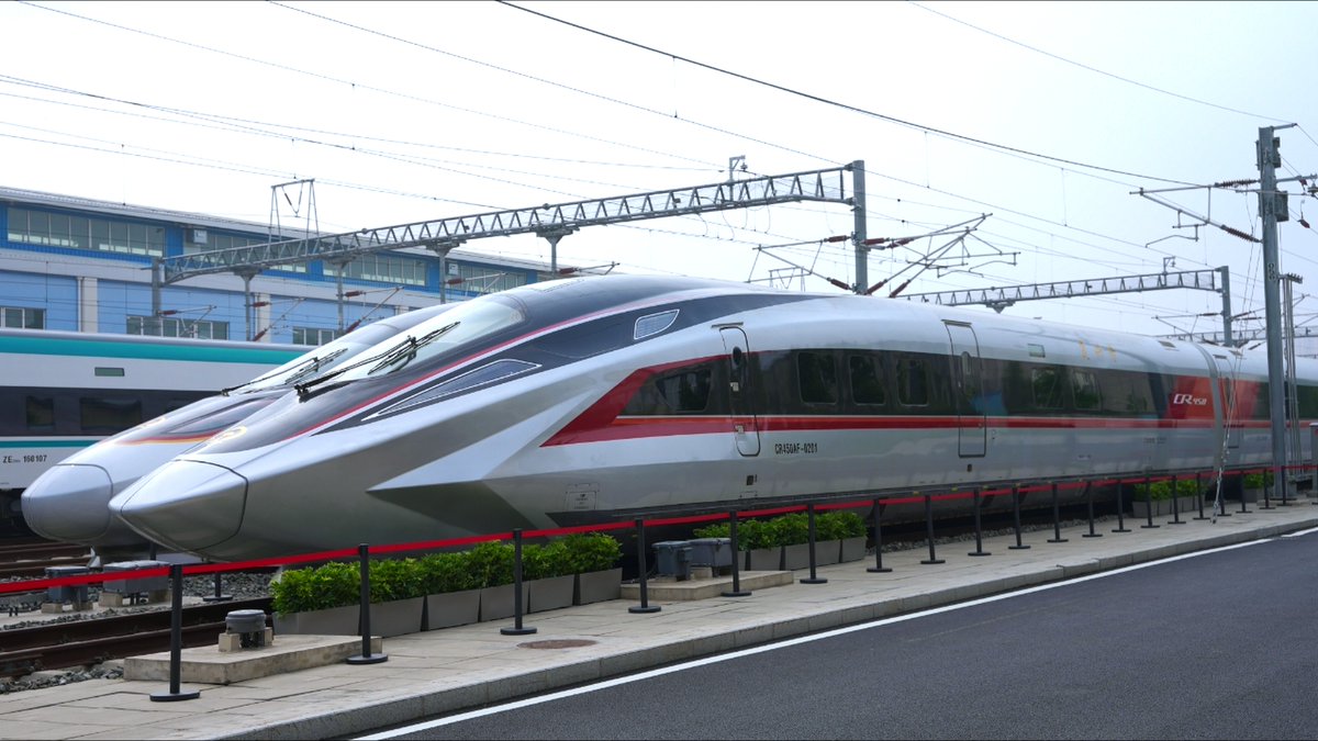 CRRC_global's tweet image. 🎉 The #CR450AF and #CR450BF are featured at the 12th World Congress on High-speed Rail. 
🚄 The models are engineered to achieve speed up to 400 km/h. The #CR450 #EMU prototype incorporates breakthrough technologies in safe high-speed operation, reduced drag and consumption,…
