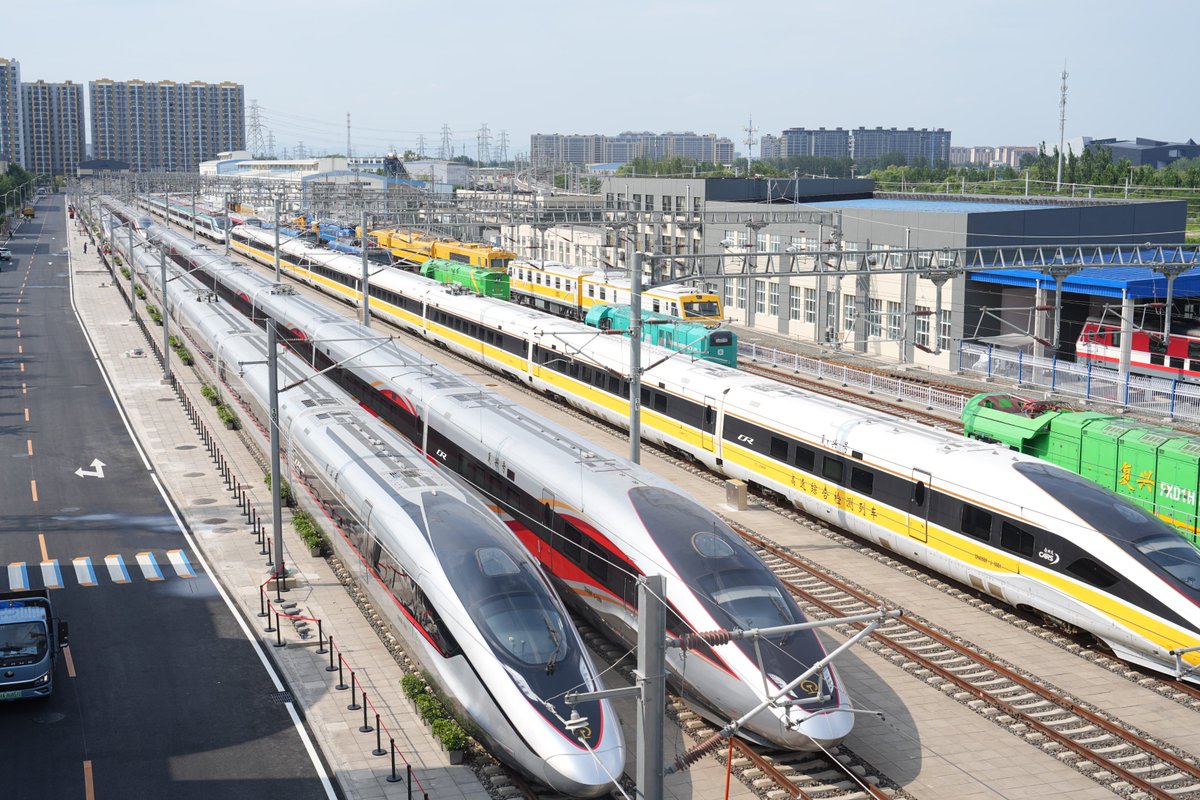 CRRC_global's tweet image. 🎉 The #CR450AF and #CR450BF are featured at the 12th World Congress on High-speed Rail. 
🚄 The models are engineered to achieve speed up to 400 km/h. The #CR450 #EMU prototype incorporates breakthrough technologies in safe high-speed operation, reduced drag and consumption,…