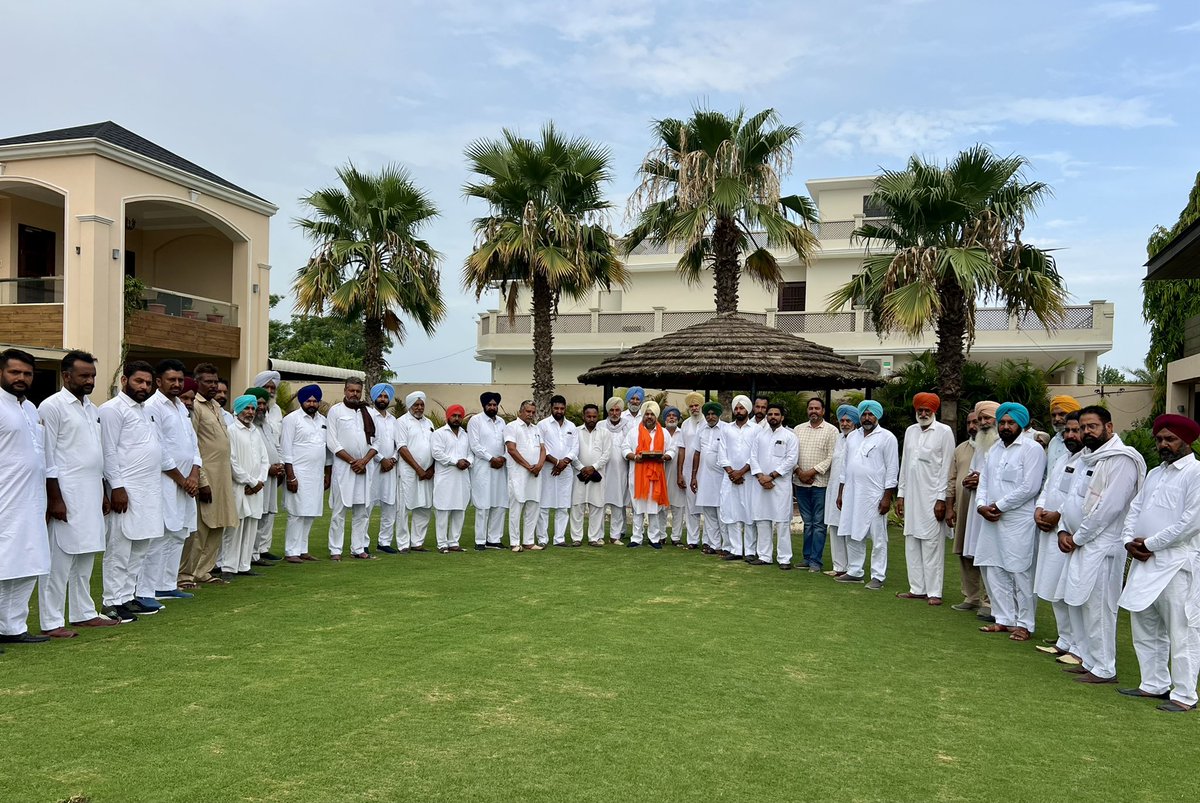 RozyBarkandi_'s tweet photo. ਸ਼੍ਰੋਮਣੀ ਅਕਾਲੀ ਦਲ ਦੇ ਪ੍ਰਧਾਨ ਸ. ਸੁਖਬੀਰ ਸਿੰਘ ਬਾਦਲ ਸਾਹਿਬ ਜੀ ਤੇ ਸਮੁੱਚੀ ਸੀਨੀਅਰ ਲੀਡਰਸ਼ਿਪ ਵੱਲੋਂ ਜ਼ਿਲ੍ਹਾ ਪ੍ਰਧਾਨ ਸ੍ਰੀ ਮੁਕਤਸਰ ਸਾਹਿਬ ਦਾ ਮਾਣ ਬਖਸ਼ਣ ‘ਤੇ ਅੱਜ ਹਲਕੇ ਦੀ ਸੰਗਤ ਵੱਲੋਂ ਮਿਲੇ ਪਿਆਰ ਲਈ ਦਿਲ ਦੀਆਂ ਗਹਿਰਾਈਆਂ ਤੋਂ ਧੰਨਵਾਦ ।
#RozyBarkandi #ShiromaniAkaliDal #HalkaSriMuktsarSahib https://t.co/UfWY93VBv4