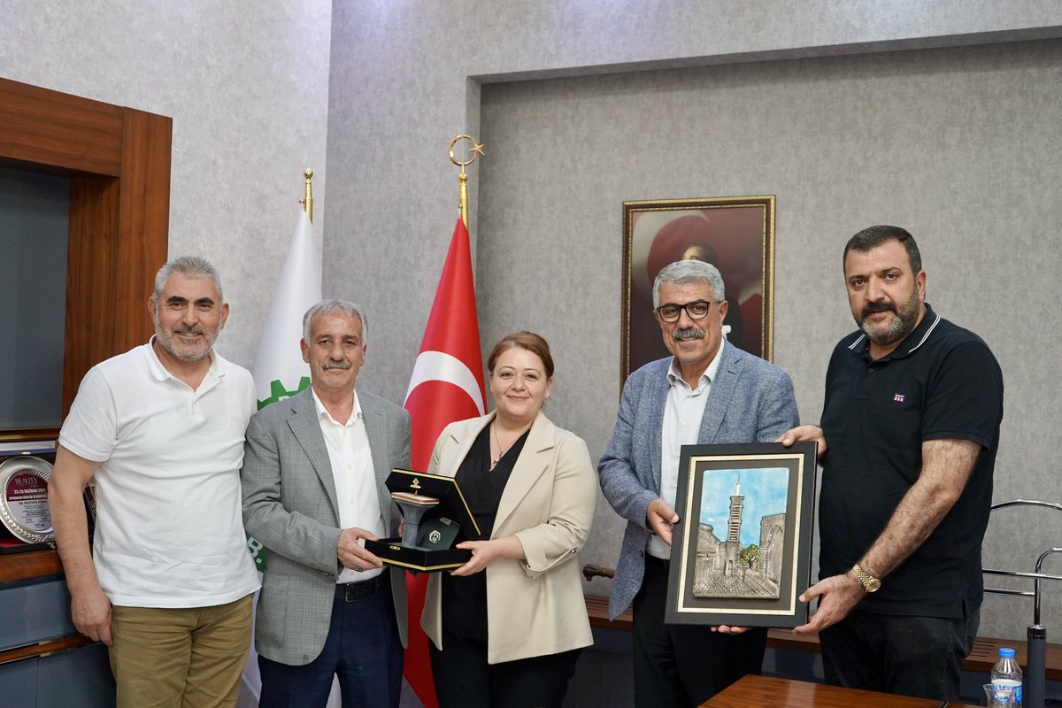 Bağlar Belediyesi Eş Başkanları Leyla Ayaz ve Siraç Çelik, Organize Sanayi Bölgesi Yönetim Kurulu Başkanımız Mustafa Fidan’ı ve yönetim kurulu üyelerimizi ziyaret ettiler. Nazik ziyaretlerinden ötürü teşekkür ederiz.