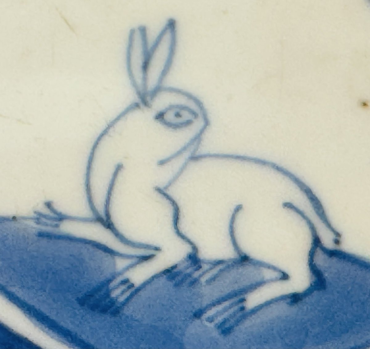 Some scholars think the reason that #Kangxi ginger jars are so heavy is that they were used as ballast in the basement of ships to provide stability when at sea. This one c. 1700 also has a painted white hare, a symbol of good luck.