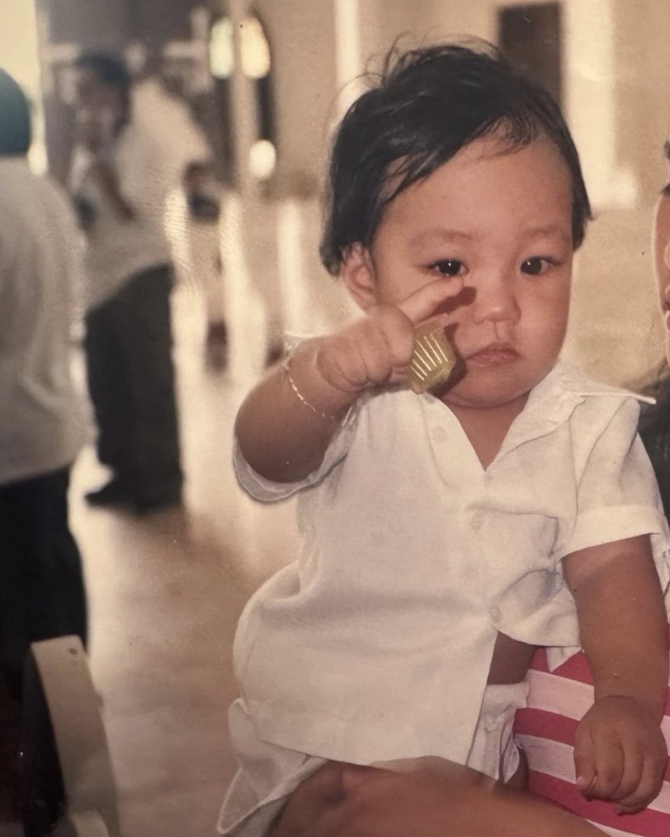 SilverFox_035's tweet photo. 📸: random group pic
👀: this baby is pointing at ONE man only
🧠: “sa dami ng tao, ikaw pa rin pinipili niya.” 😭💘
It’s not just consistent… it’s giving silent love story energy. 🥹✨
#SteJay #UnspokenButLoud #KiligCore https://t.co/bJ8bShJvNf