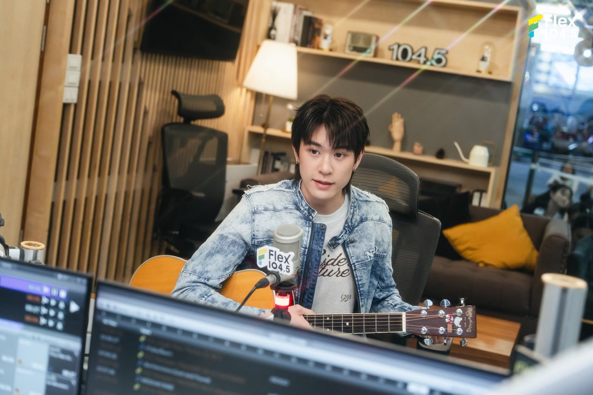 ทุกความรู้สึกของ JACKIE JACKRIN ชัดเจนยิ่งกว่าที่เคย เมื่อวันศุกร์ที่ 4 กรกฎาคม ที่ผ่านมา บรรยากาศในรายการ Flex Talk เต็มไปด้วยพลังบางอย่างที่อบอุ่นและจริงใจ พร้อมแบ่งปันความรู้สึกจากหัวใจถึงหัวใจ กับการเตรียมตัวครั้งสำคัญของคอนเสิร์ตใหญ่ครั้งแรกในชีวิต "JACKIE JACKRIN The 1st