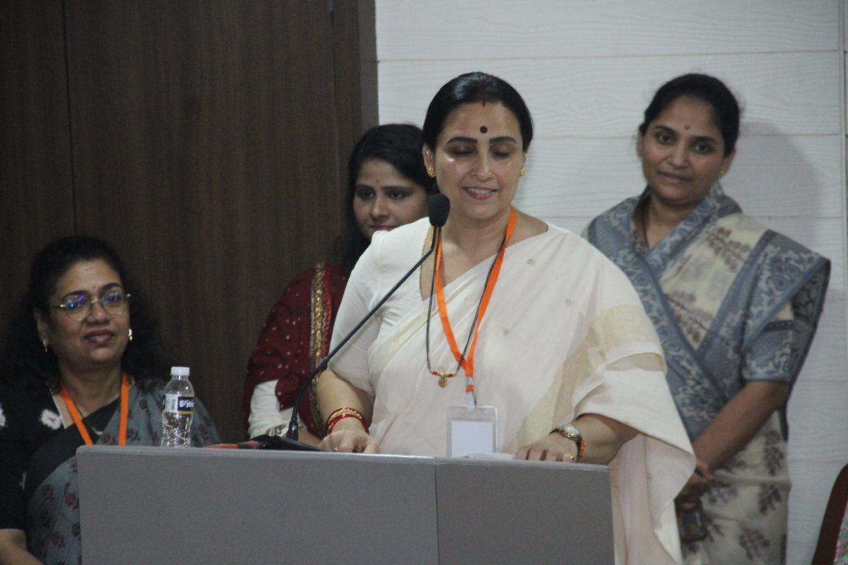 BJPMM4Maha's tweet photo. महाराष्ट्रातील समस्त महिलांच्या हृदयातील स्थान ❤️

महिला मोर्चा प्रदेशाध्यक्षा, माननीय आमदार चित्राताई वाघ यांची भारतीय जनता पार्टी महाराष्ट्र राज्य परिषद सदस्य पदी निवड झाल्याबद्दल मनस्वी अभिनंदन💐💐🙏🏻

@Dev_Fadnavis @cbawankule @RaviDadaChavan @ChitraKWagh https://t.co/OMBfIhP3jI