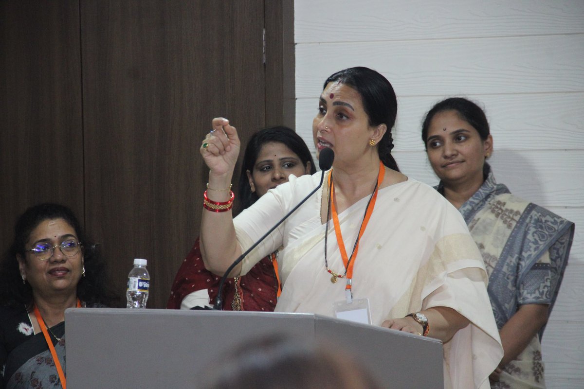 BJPMM4Maha's tweet photo. महाराष्ट्रातील समस्त महिलांच्या हृदयातील स्थान ❤️

महिला मोर्चा प्रदेशाध्यक्षा, माननीय आमदार चित्राताई वाघ यांची भारतीय जनता पार्टी महाराष्ट्र राज्य परिषद सदस्य पदी निवड झाल्याबद्दल मनस्वी अभिनंदन💐💐🙏🏻

@Dev_Fadnavis @cbawankule @RaviDadaChavan @ChitraKWagh https://t.co/OMBfIhP3jI