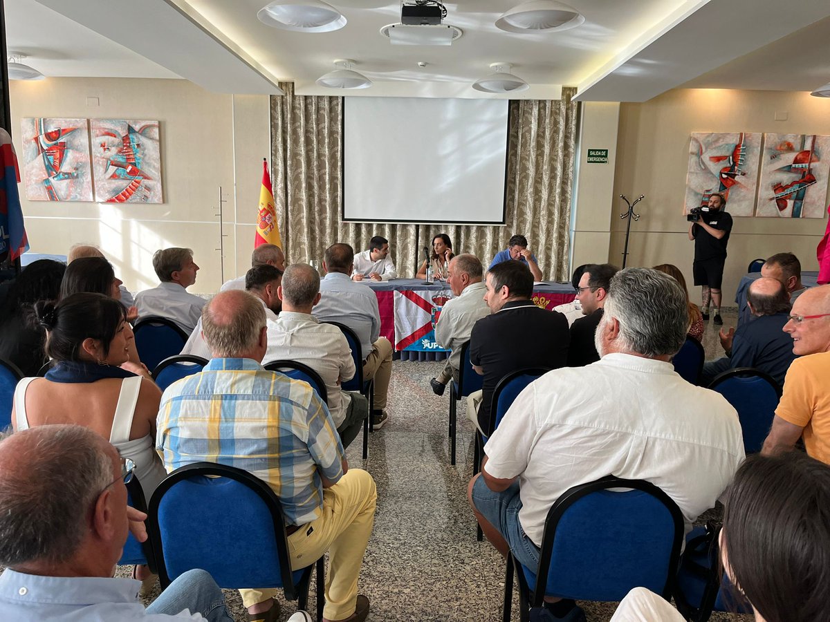 UPLeones's tweet image. Este martes UPL celebró en #Ponferrada su primer Consejo General tras la elección de nuevos cargos en el Congreso.

🗣 &quot;El #Bierzo es esencial para el proyecto político de UPL, que trabaja para lograr inversiones reales para El Bierzo y no palabras vacías&quot;. Alicia Gallego, UPL.