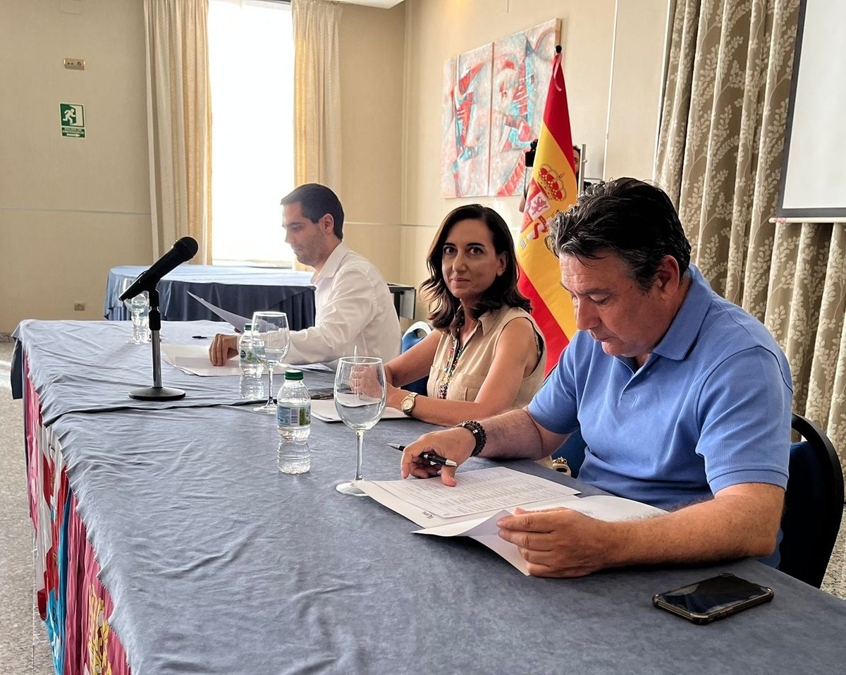 UPLeones's tweet image. Este martes UPL celebró en #Ponferrada su primer Consejo General tras la elección de nuevos cargos en el Congreso.

🗣 &quot;El #Bierzo es esencial para el proyecto político de UPL, que trabaja para lograr inversiones reales para El Bierzo y no palabras vacías&quot;. Alicia Gallego, UPL.