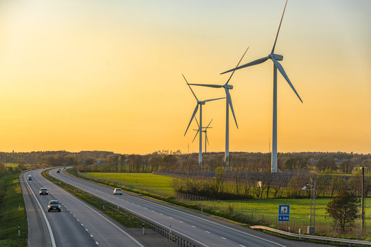 Gdyby system drogowy działał jak energetyczny, ludzie wyszliby na ulice. Ale w energetyce absurd przeszedł, bo schowano go pod hasłami „ratowania klimatu”.

Wyobraźmy sobie, że mamy sieć dróg:
- Jedne są otwarte tylko wtedy, kiedy wieje lub świeci słońce. Nazywa się je