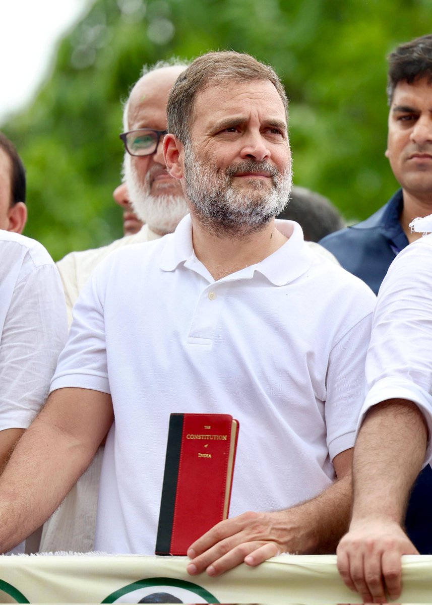 लोकतंत्र बचाने की लड़ाई में नेता प्रतिपक्ष श्री <a href="/RahulGandhi/">Rahul Gandhi</a> जी ने मोर्चा संभाल लिया है। 

बिहार में भाजपा और चुनाव आयोग की सांठगांठ में हो रही वोटबंदी को कांग्रेस और महागठबंधन नाकाम करके दिखाएगा। 

भाजपा को गरीबों से वोट देने का अधिकार छीनने नहीं देंगे हम। 

#बिहार_बंद