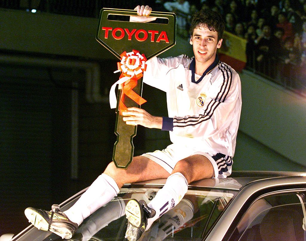 📸 Real Madrid's Raul Gonzalez poses with a large Toyota key after winning Man of the Match at the 1998 Intercontinental Cup in Tokyo, Japan.

Credit: YOSHIKAZU TSUNO/AFP via Getty Images