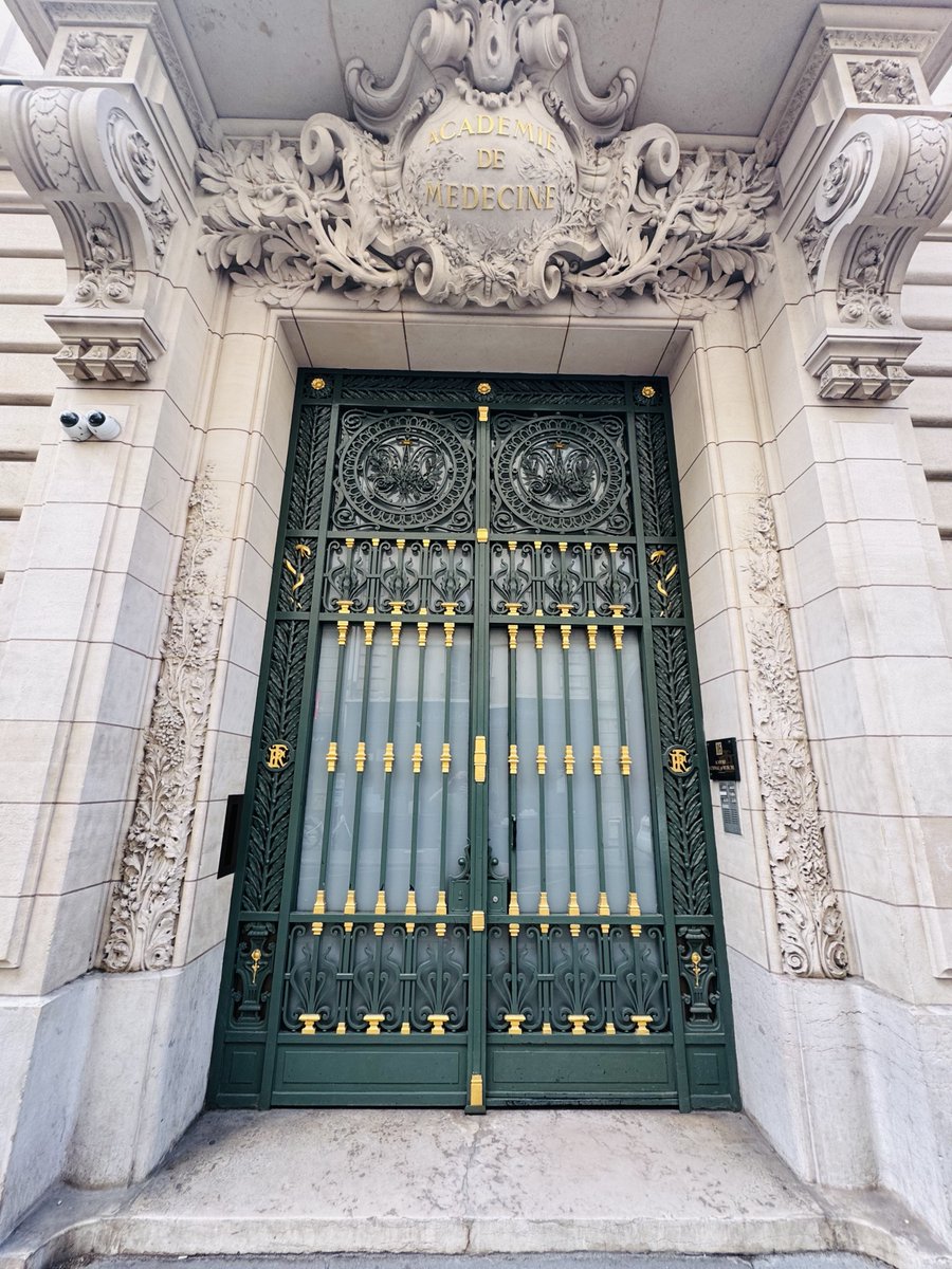 Bonjour porte … ooooh its an acadamie !