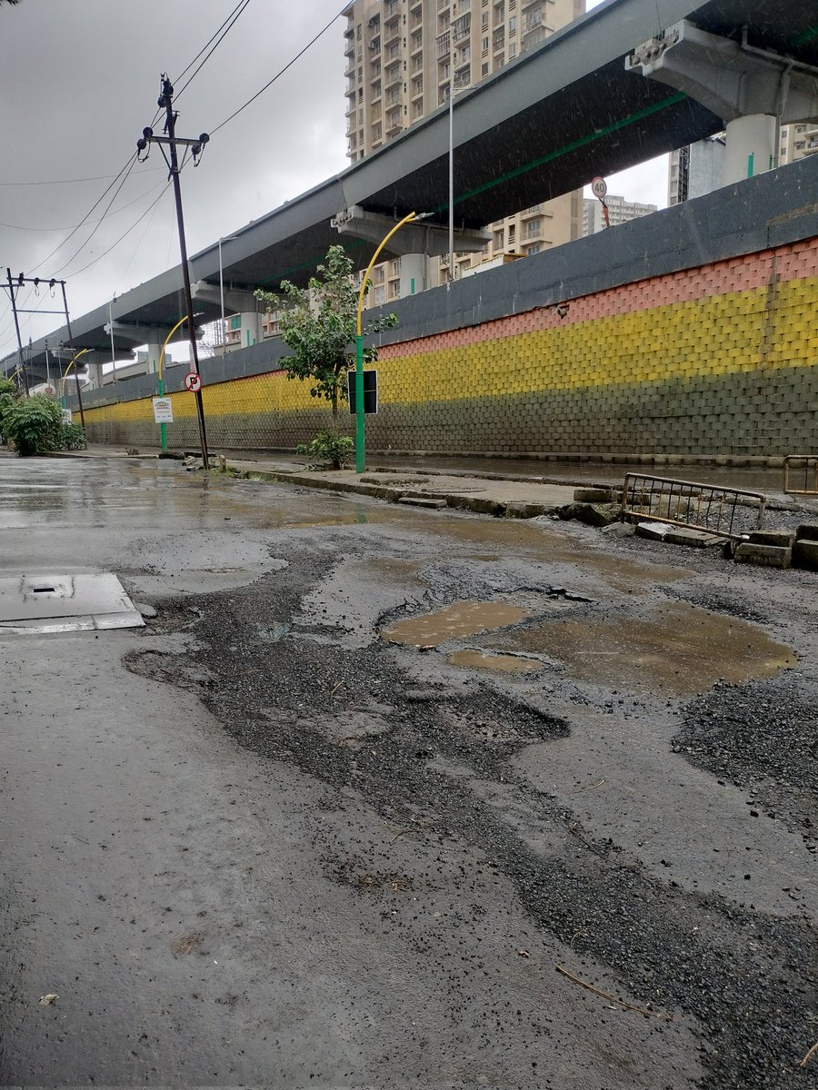 Dear <a href="/TMCaTweetAway/">Thane Municipal Corporation - ठाणे महानगरपालिका</a> pls repair the roads in front of RumahBali complex at Bhayanderpada #thane #mumbai