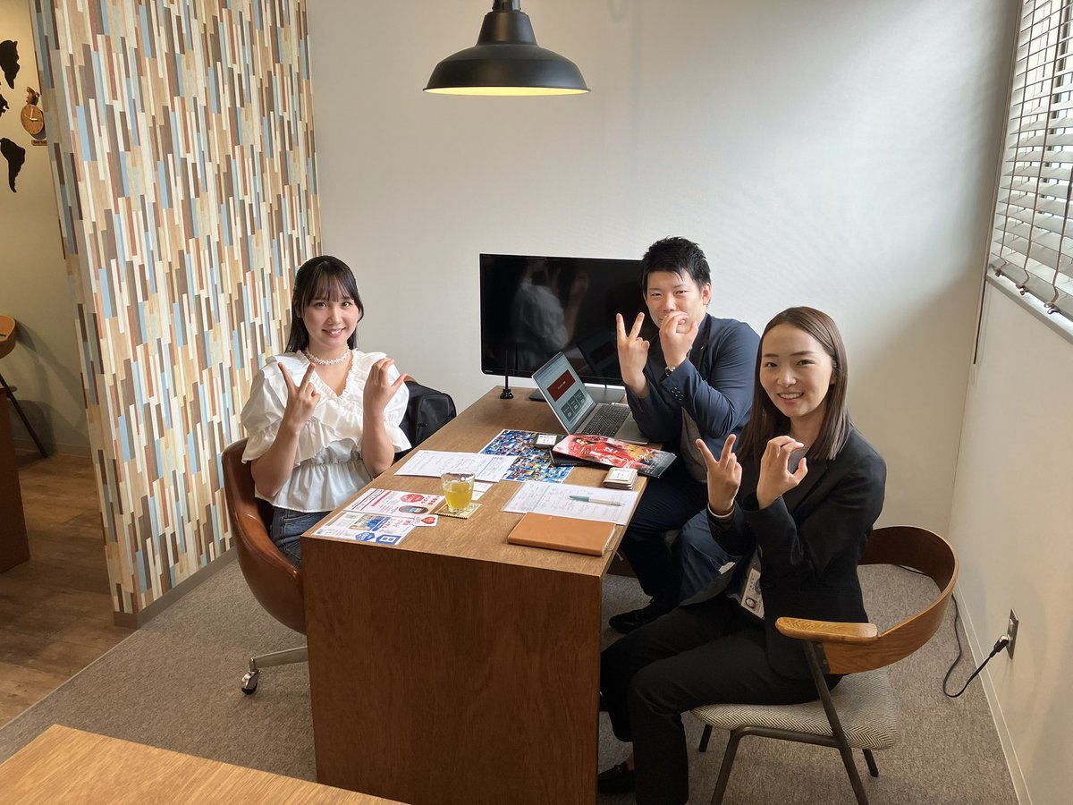 _Go_Vacation's tweet image. 【今日はタッツーがご来社!】
7/26 vs奈良戦アウェイツアーに向けて
ほくりくアイドル部の辰巳さんと打合せを行いました👍
バス車内では恒例企画に加え、新たな試みも実施するのでお楽しみに💫
#zweigen
#ほくりくアイドル部
#Govacation
#VCポーズ
#タッツー考案