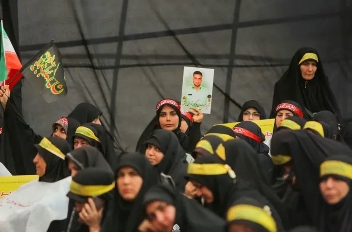 در کربلا، زینب(س) فقط خواهر نبود؛ 
ستون ایستادگی بود... 
امروز هم دختران ایران وارث اویند.
#حب_الحسین_یجمعنا
#وحدت_حسینی
