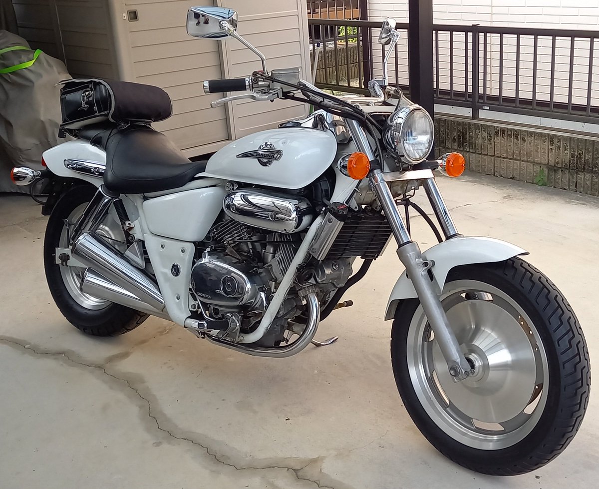 minawara296's tweet image. 完全体(見かけ上)

納車以来、イジる度に部品を外し、
磨き・直し・交換してきましたが、

今日、全ての部品が組み付けられました！！

(数本ボルトが足りてない)

#vtwin #MAGNA
#Vツイン #マグナ
#ホンダ #HONDA