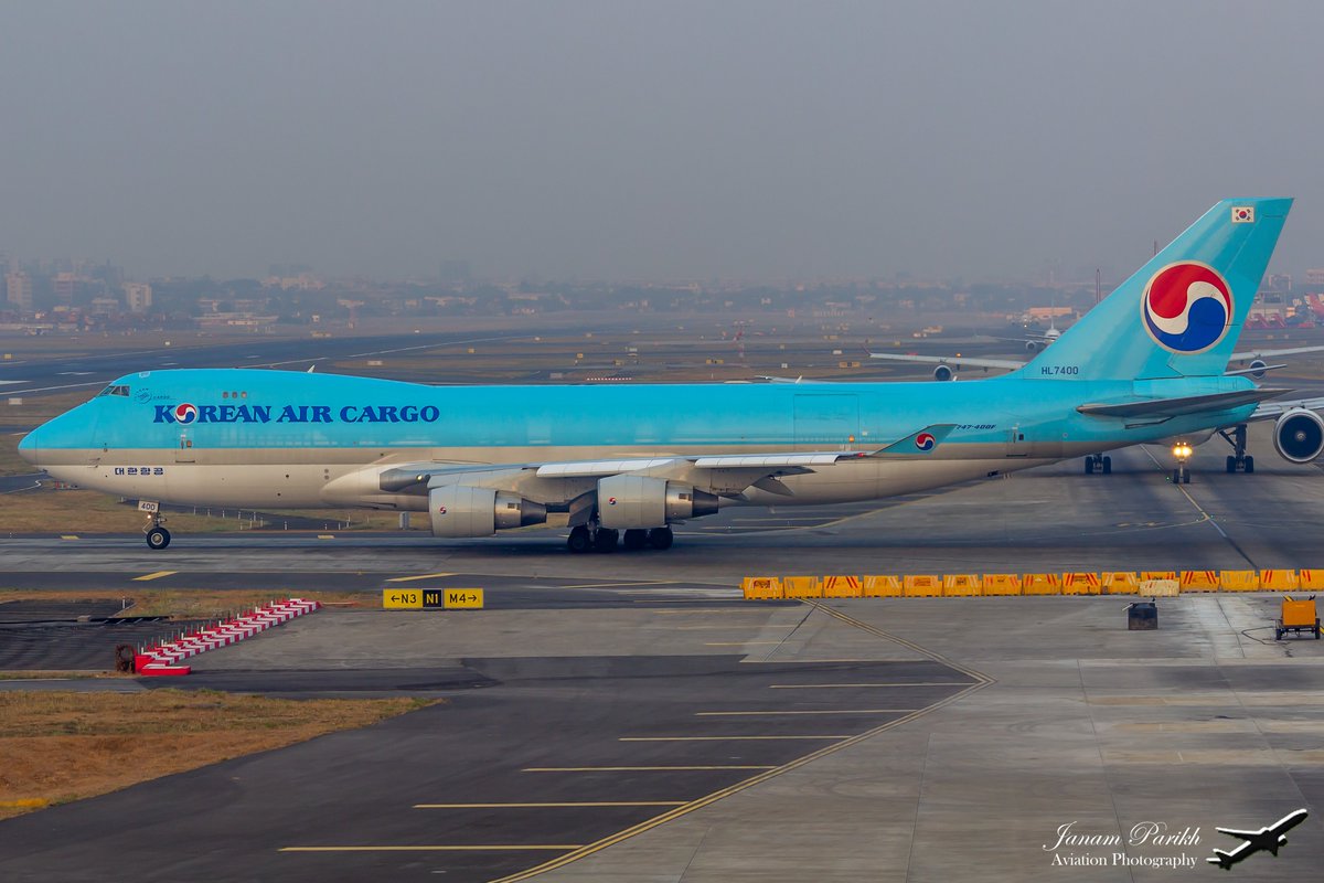 Mighty <a href="/KoreanAir_KE/">Korean Air</a> Cargo <a href="/BoeingAirplanes/">Boeing Airplanes</a> 747-400F seen holding short on N3 of <a href="/CSMIA_Official/">Mumbai Airport</a>. Long live the Queen of the Skies! 😍✈️

#Avgeek #Aviation #PlaneSpotting #KoreanAirCargo #Boeing747