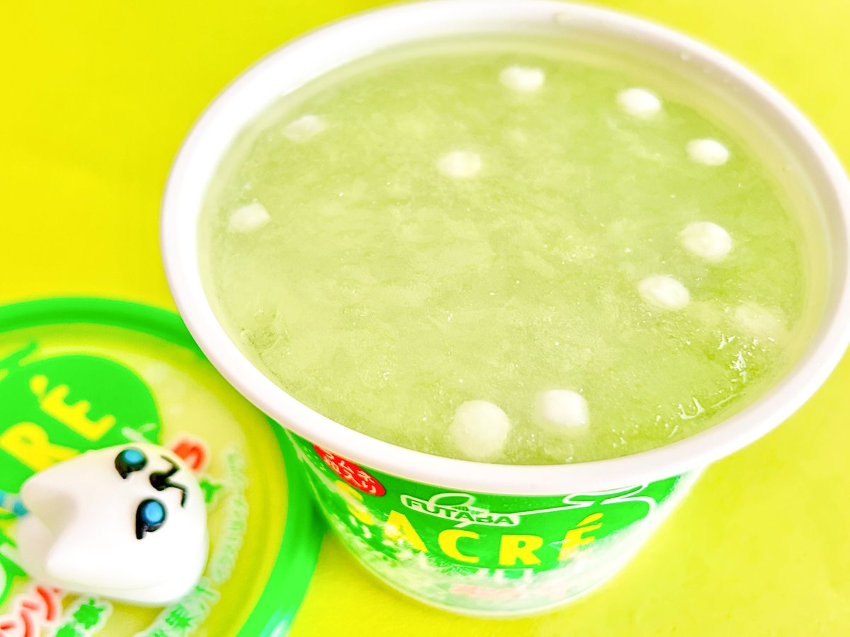 doorfumi2018's tweet image. 【食べたぜ】セブン限定の「サクレフロート メロンソーダ味&バニラ」だぜ!
メロンソーダ味のかき氷はラムネ入りで、ほんのり炭酸感が楽しいぜ。中にはバニラアイスも入ってて、かき氷とほどよく溶け合うぜ。うまうま。
#オヤツハント