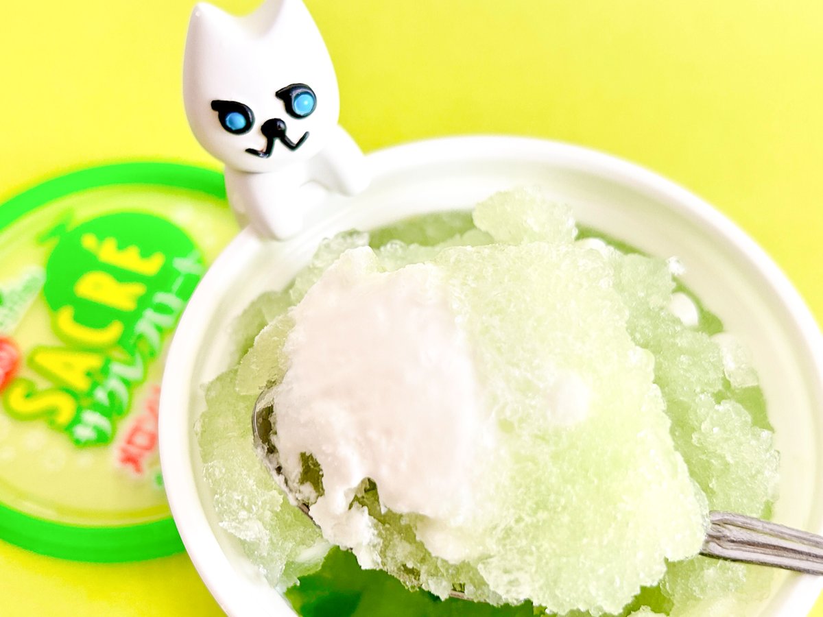 doorfumi2018's tweet image. 【食べたぜ】セブン限定の「サクレフロート メロンソーダ味&バニラ」だぜ!
メロンソーダ味のかき氷はラムネ入りで、ほんのり炭酸感が楽しいぜ。中にはバニラアイスも入ってて、かき氷とほどよく溶け合うぜ。うまうま。
#オヤツハント