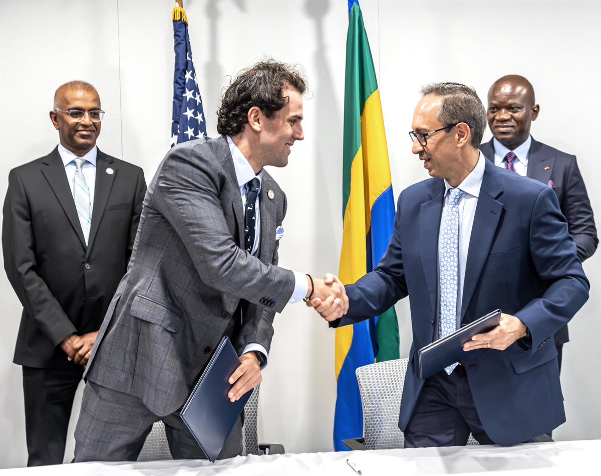 Présidence de la République Gabonaise (@presidencega) on Twitter photo 🇬🇦🤝🇺🇸 En marge du sommet initié par S.E. <a href="/realDonaldTrump/">Donald J. Trump</a> (<a href="/POTUS/">President Donald J. Trump</a>), le Président <a href="/oliguinguema/">Brice Clotaire Oligui Nguema</a> a supervisé la signature d’un accord stratégique avec Millenial Potash.
- 500M$ d’investissement
- 800 000 tonnes/an
- 975 emplois
- Gisement de Mayumba (potasse)
#Gabon #Mines 🇬🇦🤝🇺🇸 En marge du sommet initié par S.E. <a href="/realDonaldTrump/">Donald J. Trump</a> (<a href="/POTUS/">President Donald J. Trump</a>), le Président <a href="/oliguinguema/">Brice Clotaire Oligui Nguema</a> a supervisé la signature d’un accord stratégique avec Millenial Potash.
- 500M$ d’investissement
- 800 000 tonnes/an
- 975 emplois
- Gisement de Mayumba (potasse)
#Gabon #Mines