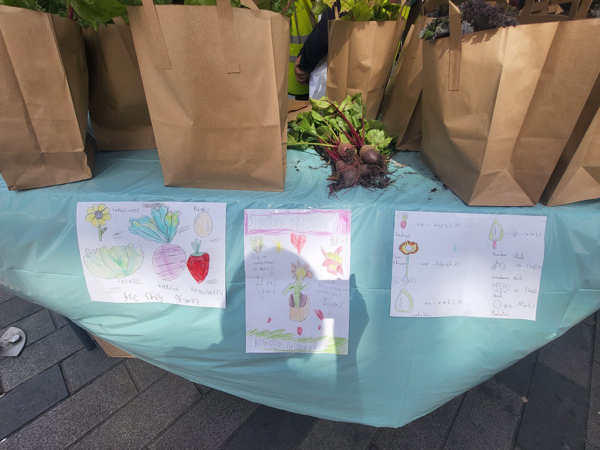 eatsmartsheff's tweet photo. Was so nice to be part of the @MoorSheffield Market event yesterday! Four #Sheffield primary schools - @OasisFirVale, @LowfieldPrimary, Norfolk Community &amp; Emmaus became @sfmtweet Young Marketeers for the day, selling their school-grown produce to the public! 🫛🥕🥔🥬🧅 https://t.co/vS3Y9s7EwC
