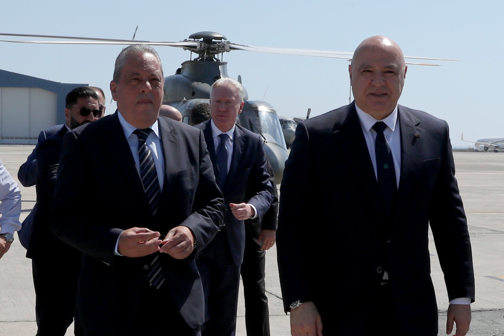 الرئيس اللبناني جوزف عون و وزير الدفاع القبرصي فاسيليس بالماس (حساب الرئاسة في إكس). 