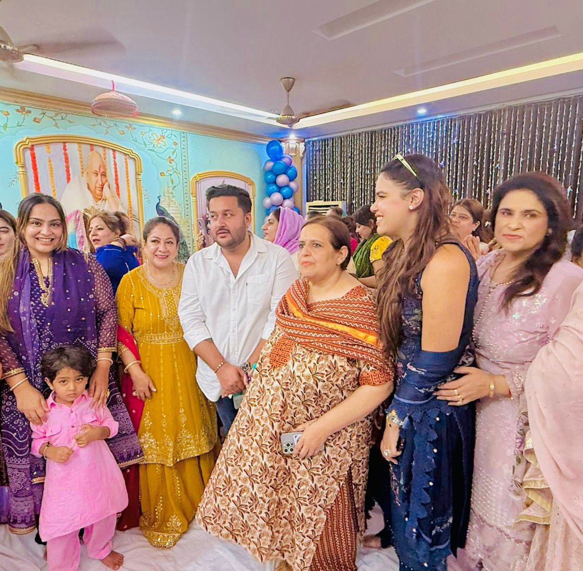 राजेंद्र नगर एवं इंद्रपुरी में आयोजित गुरुजी के जन्मोत्सव कार्यक्रम में परिवार सहित सम्मिलित होकर आशीर्वाद प्राप्त किया।

गुरुजनों का सान्निध्य जीवन को दिशा देता है और सेवा, श्रद्धा एवं संस्कार की भावना को और प्रबल करता है।

गुरुकृपा ही जीवन की सच्ची पूंजी है।