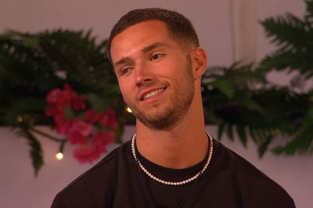 EmoriDiamond's tweet image. Not a euphemism. The boys on #LoveIsland are actually all wearing pearl necklaces this season.
What is happening? A full-on pearl takeover and honestly, we’re loving it.

#Emori, we’ve always believed pearls aren’t just for her. They’re officially reality TV approved.