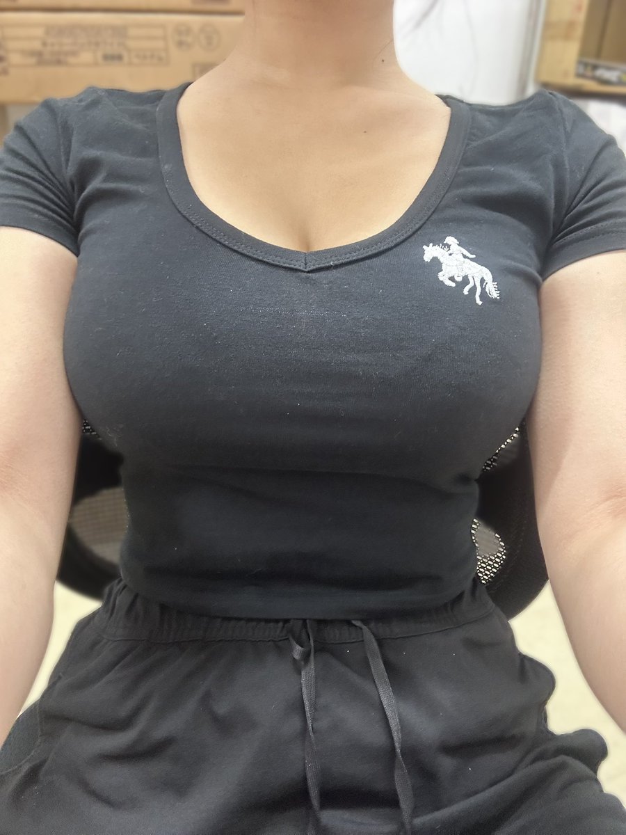 misaki_sawa_'s tweet photo. バ��ト先で休憩時間だから私服着てたら『その胸本物？いいな〜』ってお姉さんに言われた。おもろいから報告

本物ですよ՞߹ - ߹՞  痩せないとだよ〜 https://t.co/5xzLoJnoZM