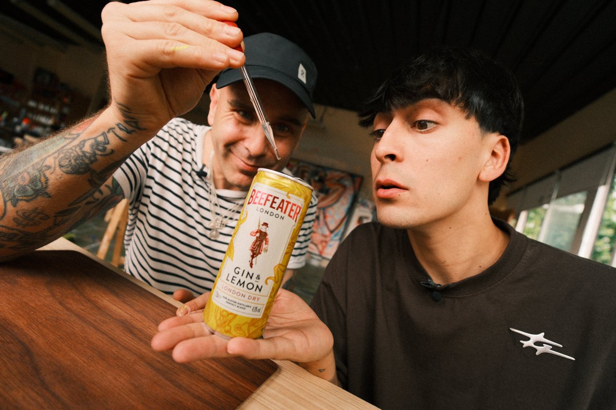 VizzAgency's tweet image. El crack de @nilojeda se estrena como Director Creativo de Beefeater España con el lanzamiento de Beefeater &amp;amp; Limón 🍋

Ideó la campaña junto a su comunidad y, con Caravaca, diseñaron una pieza muuuy exclusiva que solo podrás conseguir en un evento 100% unexpected.