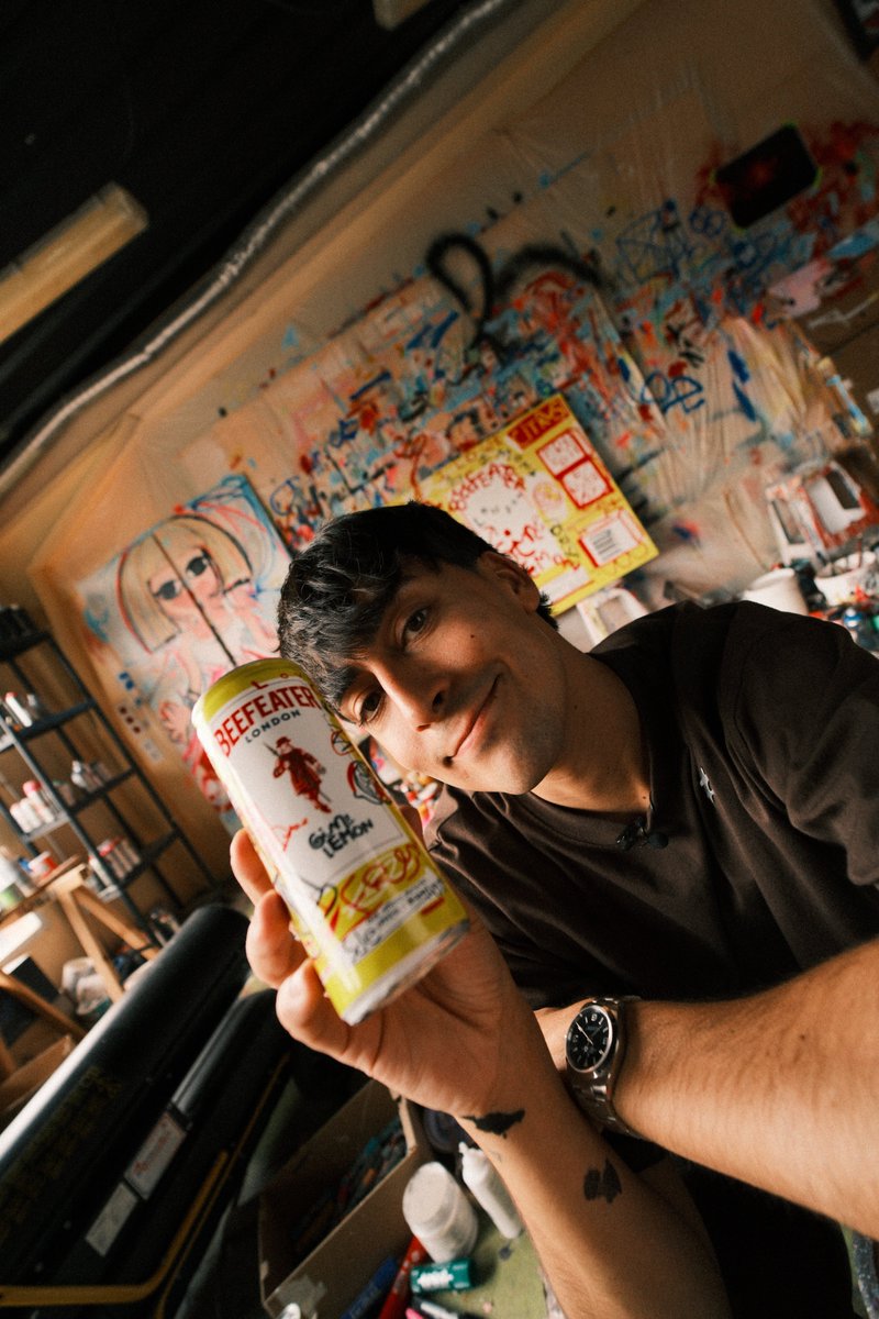 VizzAgency's tweet image. El crack de @nilojeda se estrena como Director Creativo de Beefeater España con el lanzamiento de Beefeater &amp;amp; Limón 🍋

Ideó la campaña junto a su comunidad y, con Caravaca, diseñaron una pieza muuuy exclusiva que solo podrás conseguir en un evento 100% unexpected.