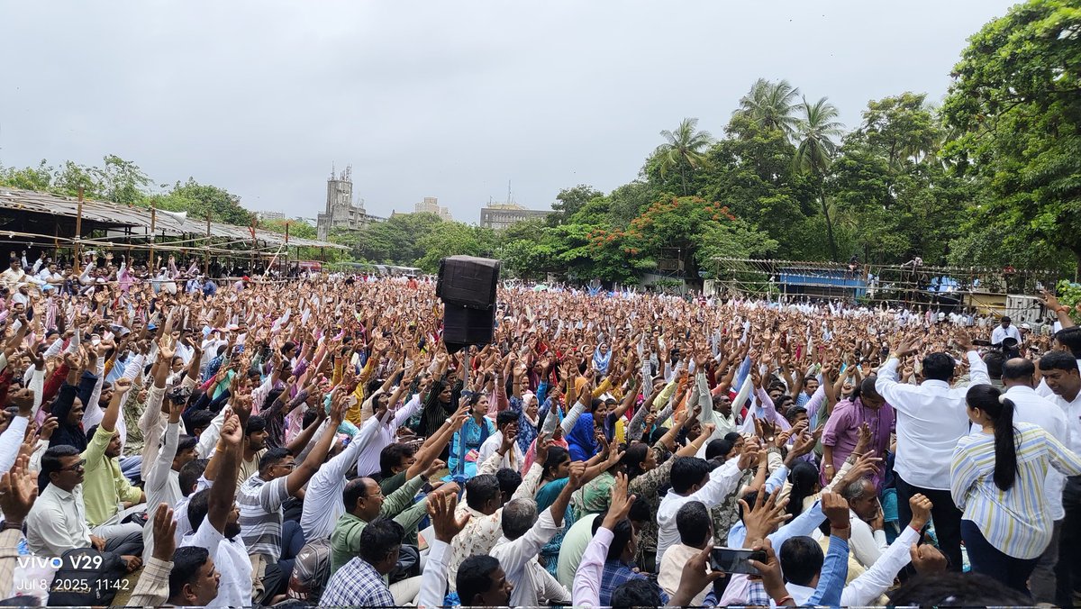 kanishkajadhav's tweet image. आझाद मैदानात राज्यातील अनेक शिक्षक त्यांच्या हक्काच्या पूर्ण वेतनासाठी गेल्या ४ दिवसांपासून आंदोलन करत आहेत. माझ्या परिचयातील माझे अनेक शिक्षक मित्र या आंदोलनात सहभागी आहेत.
यातील अनेक जण १५-१५ वर्षे ही मंडळी ज्ञान दानाचे पवित्र काम करत असूनही पूर्ण वेतनापासून वंचित आहे.
मागील…