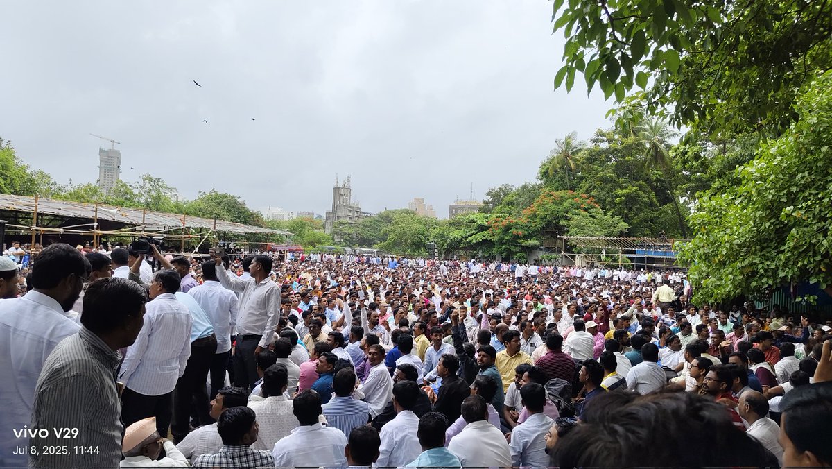 kanishkajadhav's tweet image. आझाद मैदानात राज्यातील अनेक शिक्षक त्यांच्या हक्काच्या पूर्ण वेतनासाठी गेल्या ४ दिवसांपासून आंदोलन करत आहेत. माझ्या परिचयातील माझे अनेक शिक्षक मित्र या आंदोलनात सहभागी आहेत.
यातील अनेक जण १५-१५ वर्षे ही मंडळी ज्ञान दानाचे पवित्र काम करत असूनही पूर्ण वेतनापासून वंचित आहे.
मागील…