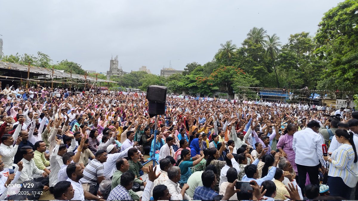 kanishkajadhav's tweet image. आझाद मैदानात राज्यातील अनेक शिक्षक त्यांच्या हक्काच्या पूर्ण वेतनासाठी गेल्या ४ दिवसांपासून आंदोलन करत आहेत. माझ्या परिचयातील माझे अनेक शिक्षक मित्र या आंदोलनात सहभागी आहेत.
यातील अनेक जण १५-१५ वर्षे ही मंडळी ज्ञान दानाचे पवित्र काम करत असूनही पूर्ण वेतनापासून वंचित आहे.
मागील…