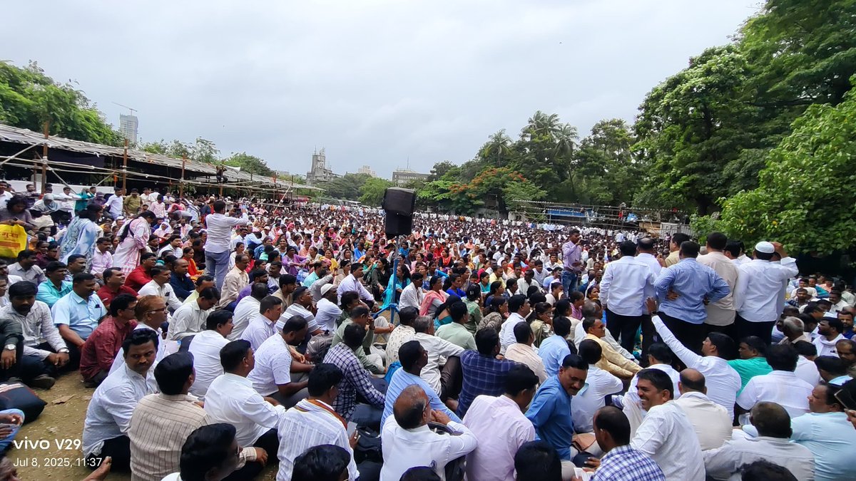 kanishkajadhav's tweet image. आझाद मैदानात राज्यातील अनेक शिक्षक त्यांच्या हक्काच्या पूर्ण वेतनासाठी गेल्या ४ दिवसांपासून आंदोलन करत आहेत. माझ्या परिचयातील माझे अनेक शिक्षक मित्र या आंदोलनात सहभागी आहेत.
यातील अनेक जण १५-१५ वर्षे ही मंडळी ज्ञान दानाचे पवित्र काम करत असूनही पूर्ण वेतनापासून वंचित आहे.
मागील…