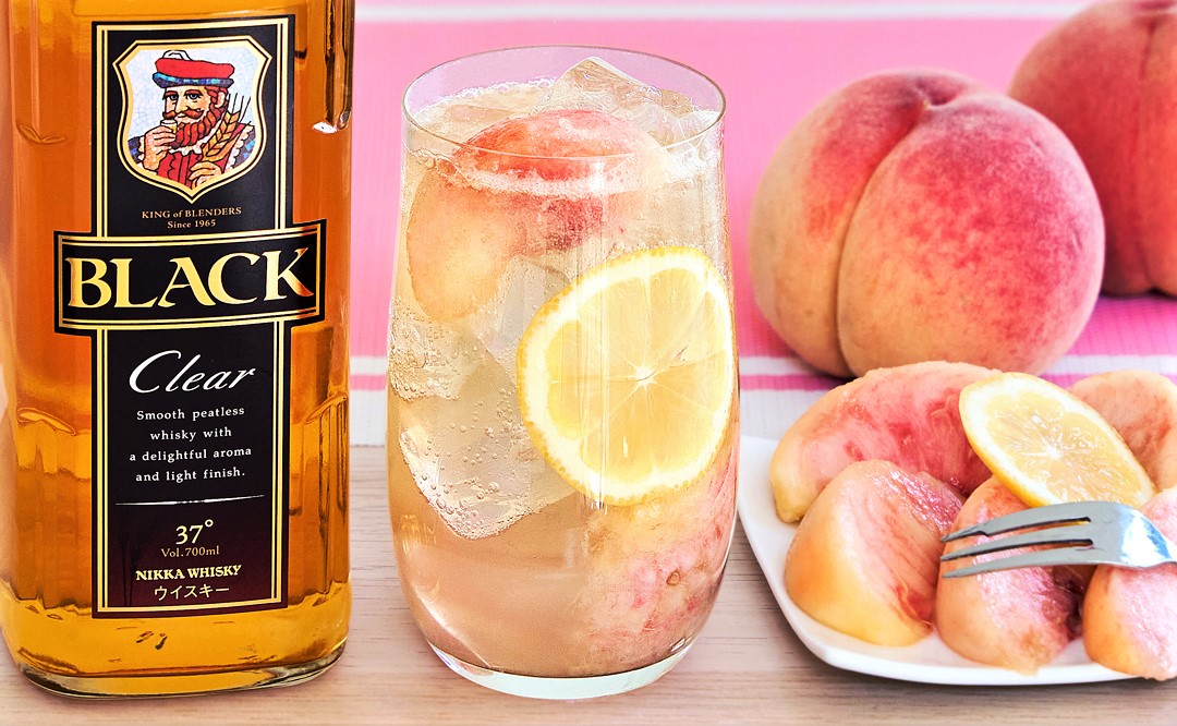 nikka_jp's tweet image. 桃の季節到来じゃな!そこで
🍑やわらか桃のハイボール🍑
グラスに切った桃を入れてつぶす!氷を加え、#ブラックニッカ クリアと炭酸水を注ぎ、軽く混ぜる!仕上げに桃をトッピングして完成じゃ!切った桃はレモン汁と砂糖を入れた水に浸けると色が変わらんぞい!レモンスライスはお好みで!