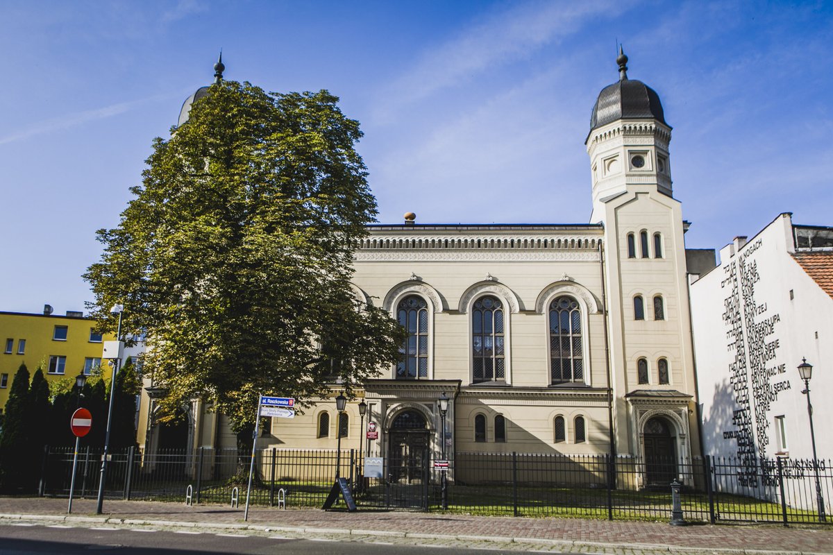 funduszeuewlkp's tweet image. 🕍 Synagoga w Ostrowie Wielkopolskim to miejsce, gdzie historia spotyka się z kulturą. Koncerty, wystawy, spotkania. Zajrzyj tam latem i zainspiruj się!
Dawny blask synagogi pomogły odzyskać Fundusze Europejskie✨🤝