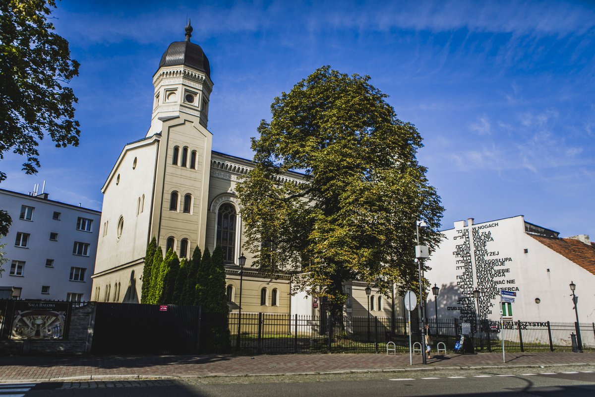 funduszeuewlkp's tweet image. 🕍 Synagoga w Ostrowie Wielkopolskim to miejsce, gdzie historia spotyka się z kulturą. Koncerty, wystawy, spotkania. Zajrzyj tam latem i zainspiruj się!
Dawny blask synagogi pomogły odzyskać Fundusze Europejskie✨🤝