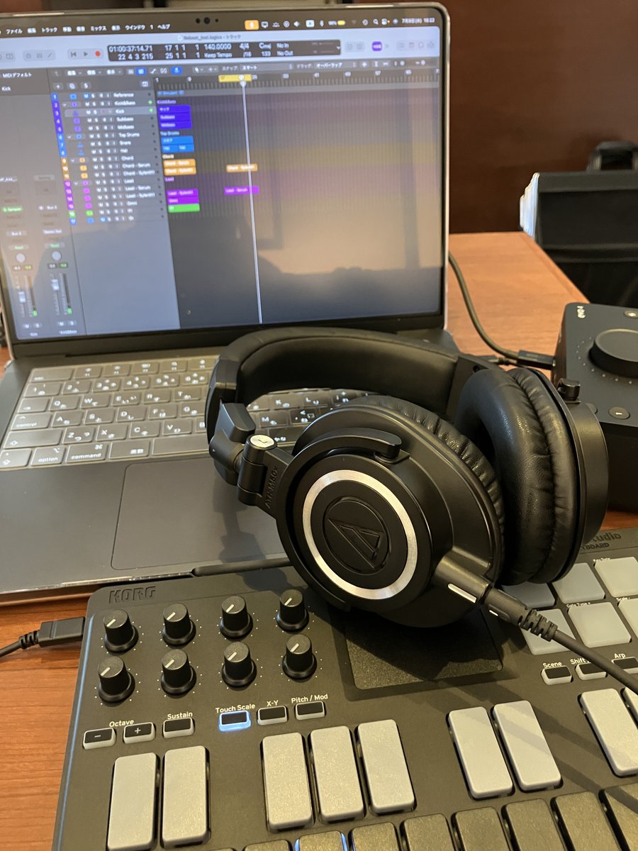 外で本格制作できる機材の組み合わせを実験中…。MacBook Pro広げてる時点でガチな人いる、って感じしちゃうけど、さらにEVO4が光るので余計に不審。
そしてnanoKEY STUDIOはちょっと大掛かりすぎたな…。