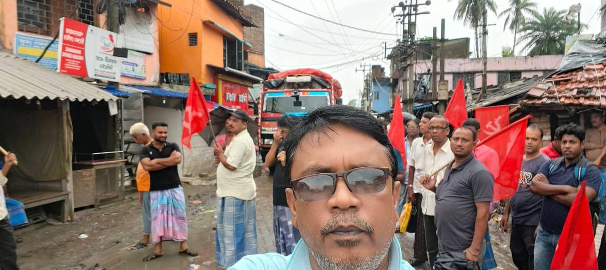 s24cpim's tweet photo. আজ সকালে উস্থিতে ধর্মঘটের সমর্থনে অবরোধ-অবস্থান-পিকেটিং।
#GeneralStrike
#9julygeneralstrike https://t.co/UrD69Ei13b
