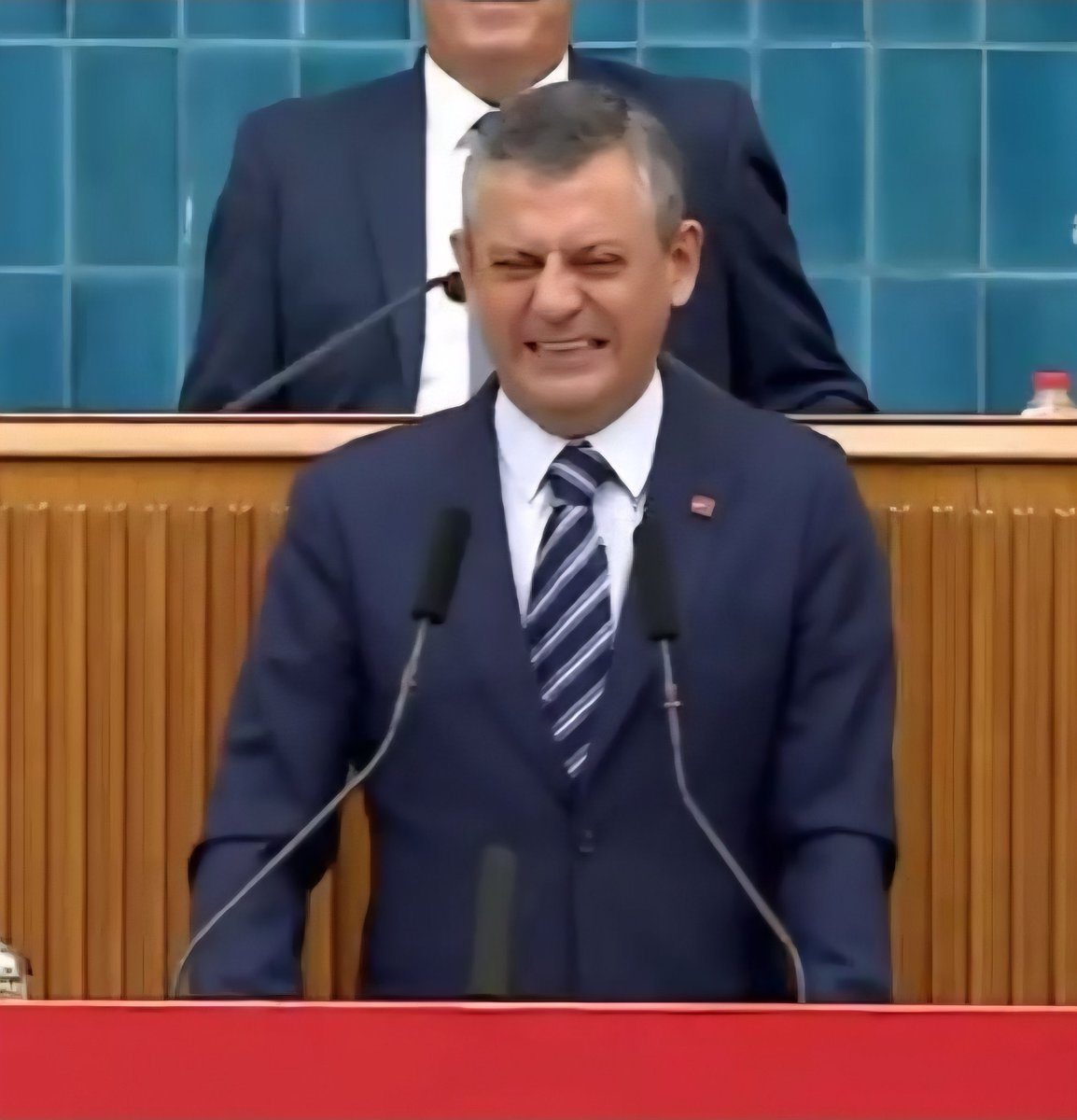 Yanımda malum parti övülünce ben