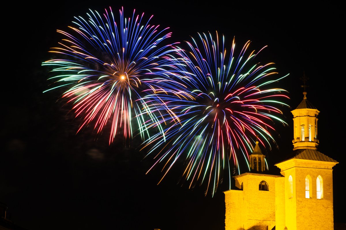 Ayer tocó ejercer de "profe" de fotografía de fuegos, así que esta foto es de mi padawan fotográfica 😊😊 Fuegos artificiales del 8J su artifizialak #Sanfermines2025 #sanfermin2025 #Sanferminak
