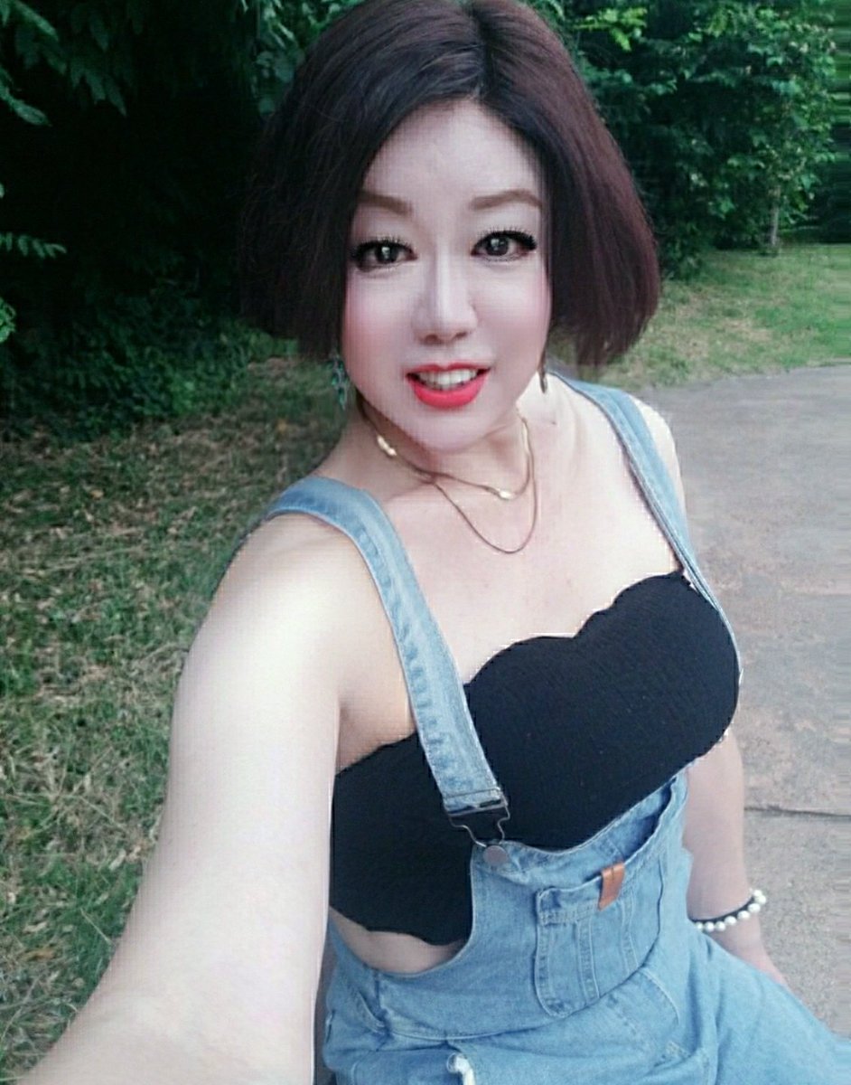 잠깐 
폭염 피신중.

ㅡ

어제
멜섭으로 전환중인 그.

날 보면서 대화태도 배려 등 
느끼면서 지금껏 억제돼있던 
섭끼 느낀댄다

일반녀와 돔으로 다해봤단다

근데 내앞보추 평소에도 그립단다.

어제 너무 맛있게 빤다 
도저히 참을수없는 순간 그의 얼굴에
쫘악 뿌렸다.

너무 행복해하는 그!