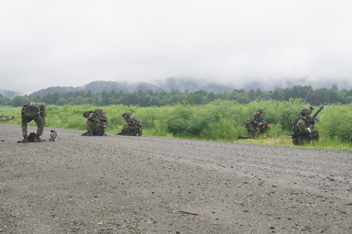 7th_Inf_Kyoto's tweet image. 第3偵察大隊及び第3施設大隊との協同任務です。
MCVの掩護の下、経路上に埋設された地雷を処理し、連隊目標まで前進します。
互いに協力・連携し、任務を達成します。
#福知山