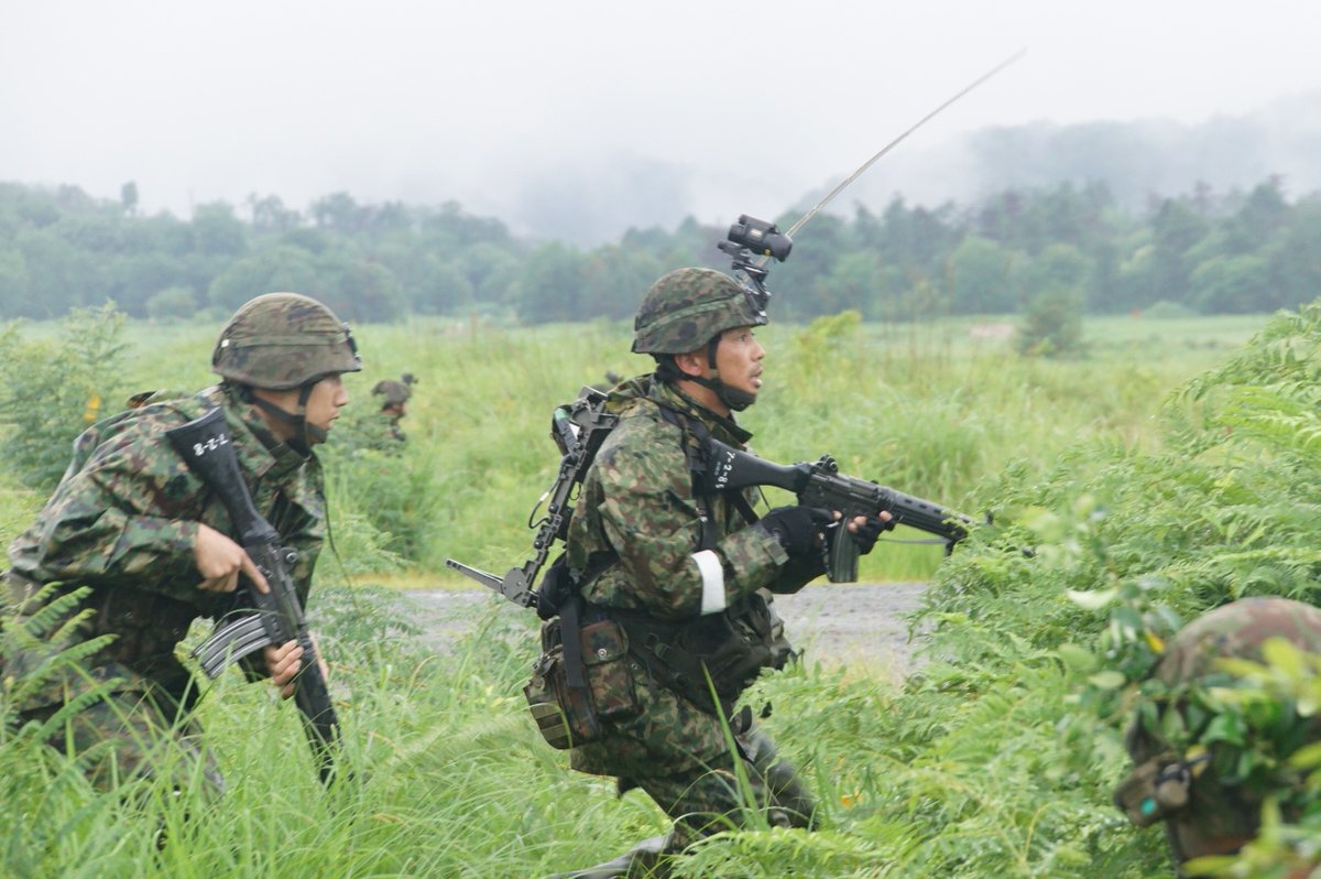 7th_Inf_Kyoto's tweet image. 第3偵察大隊及び第3施設大隊との協同任務です。
MCVの掩護の下、経路上に埋設された地雷を処理し、連隊目標まで前進します。
互いに協力・連携し、任務を達成します。
#福知山