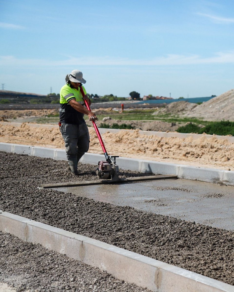 JCloscerros's tweet image. 🧱#LosCerros en detalle.

La #pavimentación se refiere al proceso de cubrir una superficie, como carreteras, calles, aceras y plazas, con materiales como asfalto o adoquines, para crear una capa resistente y uniforme que permita la circulación de vehículos y peatones, además de…