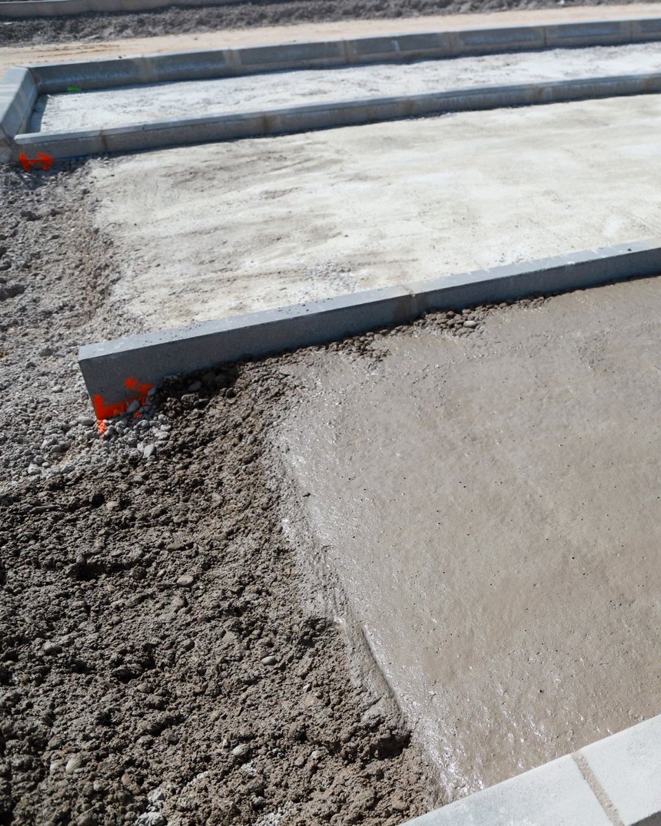 JCloscerros's tweet image. 🧱#LosCerros en detalle.

La #pavimentación se refiere al proceso de cubrir una superficie, como carreteras, calles, aceras y plazas, con materiales como asfalto o adoquines, para crear una capa resistente y uniforme que permita la circulación de vehículos y peatones, además de…