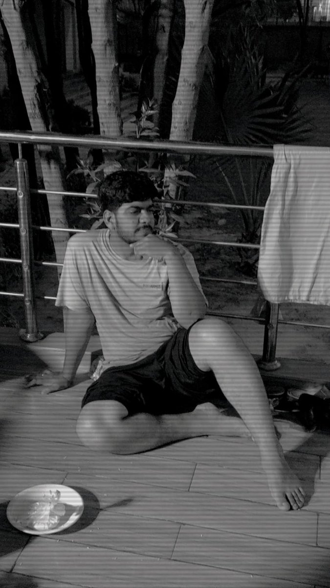 نہ جانے کتنے چاراغوں کو مل گئ شہرت 
ایک آفتاب کے بے وقت ڈوب جانے سے
#Grok